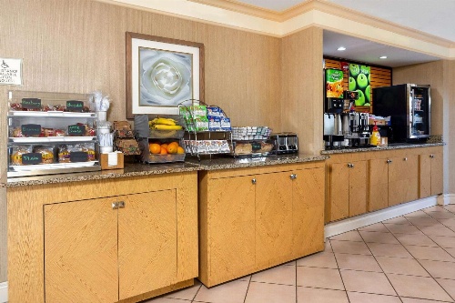 La Quinta Inn & Suites by Wyndham Tampa Bay Airport image 1