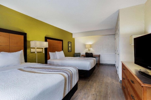 La Quinta Inn & Suites by Wyndham Tampa Bay Airport image 11