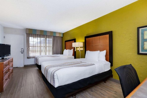 La Quinta Inn & Suites by Wyndham Tampa Bay Airport image 12