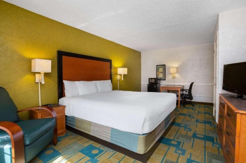 La Quinta Inn & Suites by Wyndham Tampa Bay Airport image 13