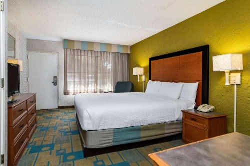 La Quinta Inn & Suites by Wyndham Tampa Bay Airport image 14