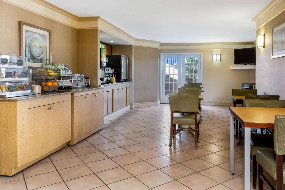 La Quinta Inn & Suites by Wyndham Tampa Bay Airport Main image