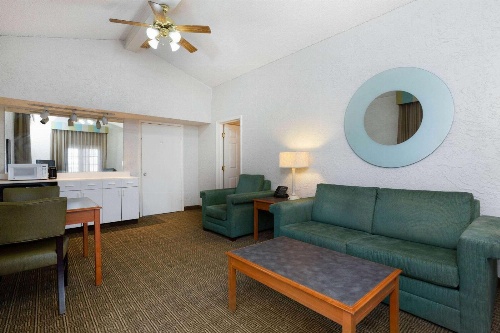 La Quinta Inn & Suites by Wyndham Tampa Bay Airport image 4