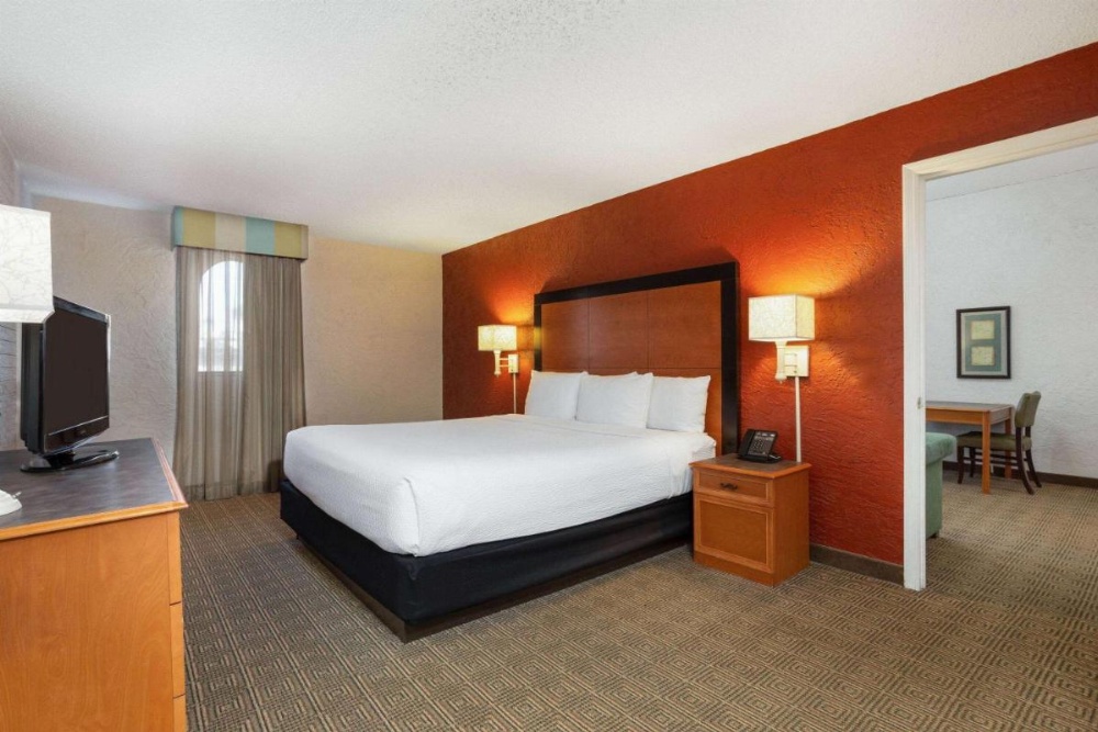 La Quinta Inn & Suites by Wyndham Tampa Bay Airport
