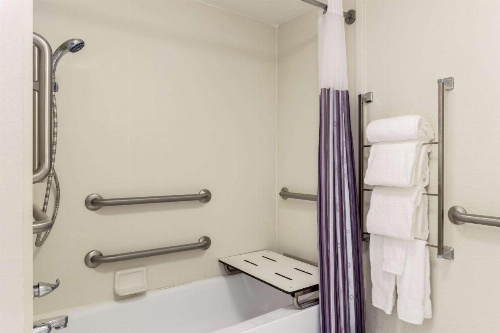 La Quinta Inn & Suites by Wyndham Tampa Bay Airport image 7