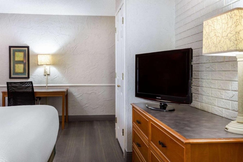 La Quinta Inn & Suites by Wyndham Tampa Bay Airport