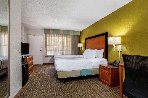 La Quinta Inn & Suites by Wyndham Tampa Bay Airport image 9